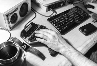 豪门悲喜夜：曼联3-1维拉跻身前三 利物浦1-1惨遭热刺绝平 巴萨5-2